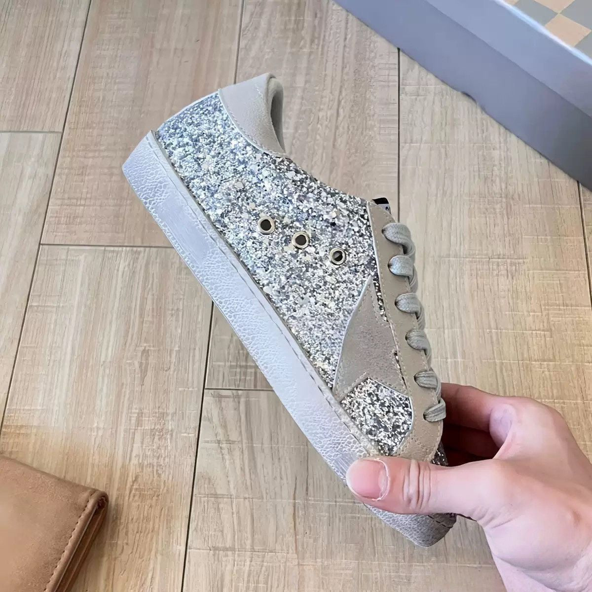 New Second-Generation Distressed Leather Sneakers 1026042112