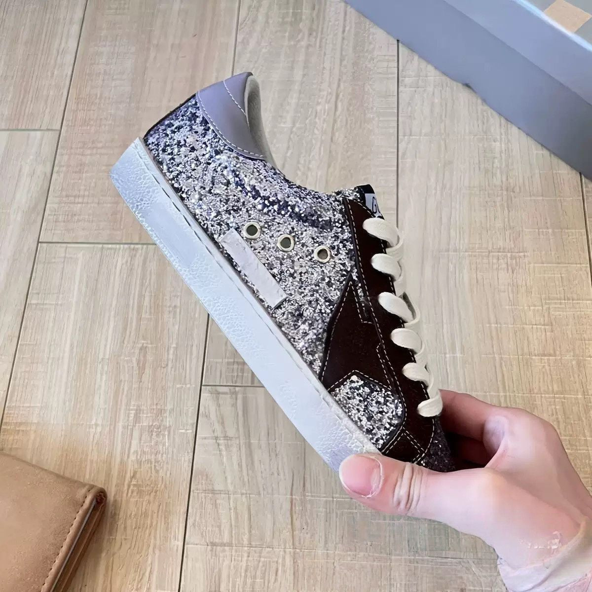 New Second-Generation Distressed Leather Sneakers 1026042112
