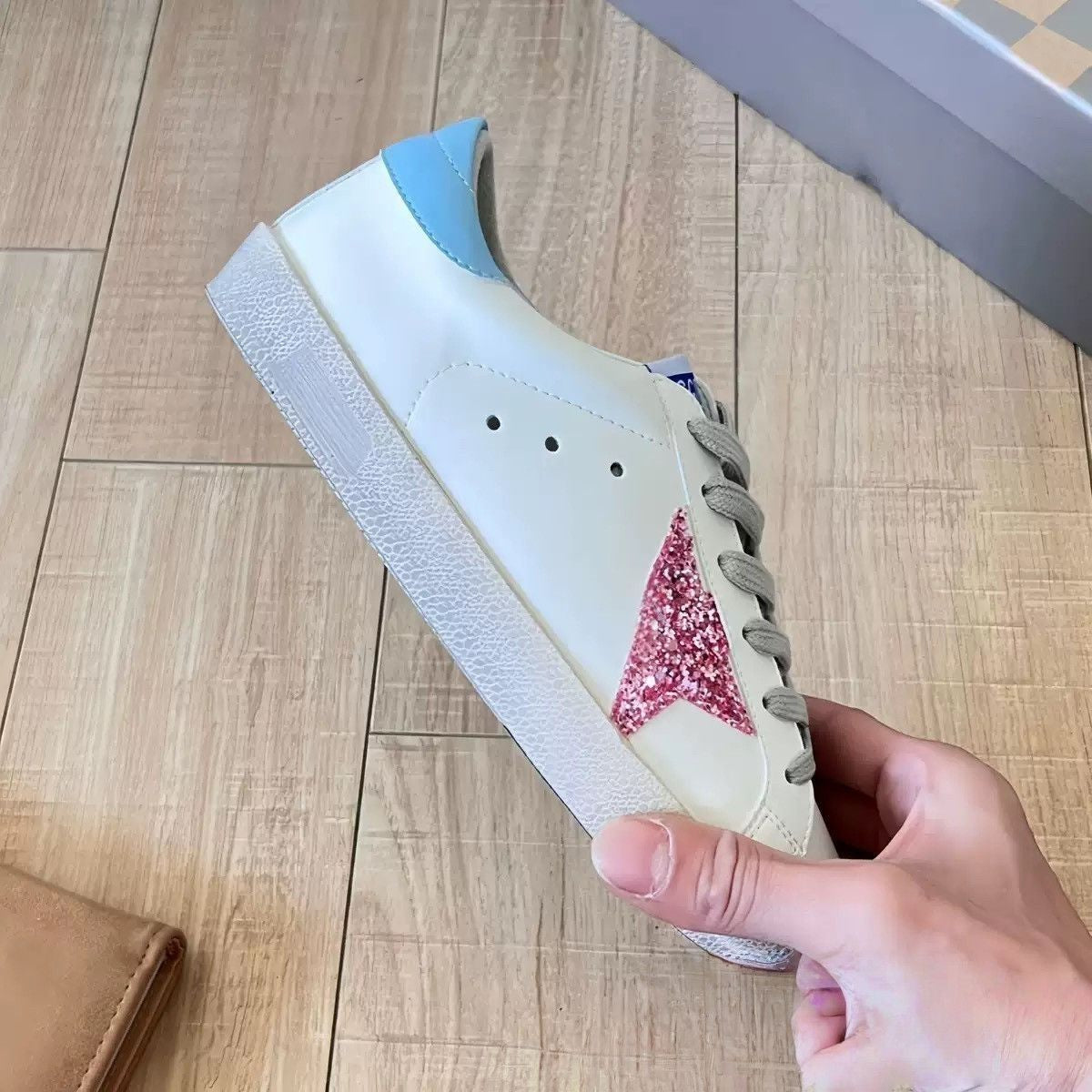 New Second-Generation Distressed Leather Sneakers 1026042112