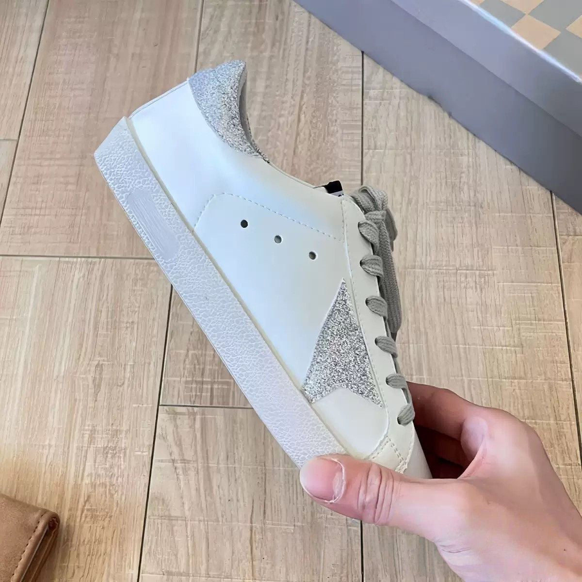 New Second-Generation Distressed Leather Sneakers 1026042112