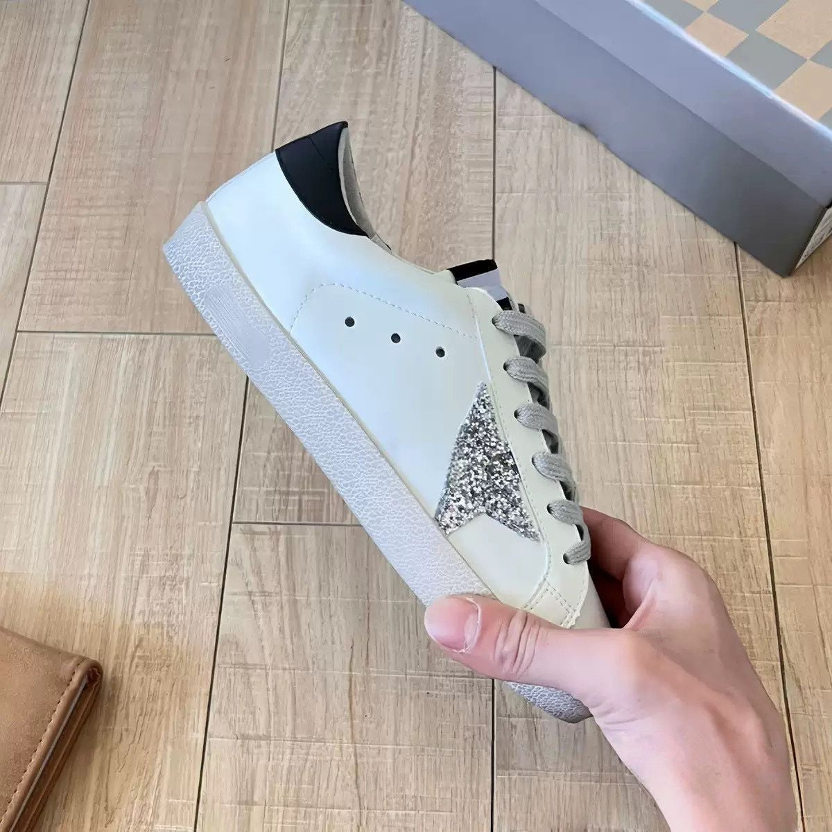 New Second-Generation Distressed Leather Sneakers 1026042112