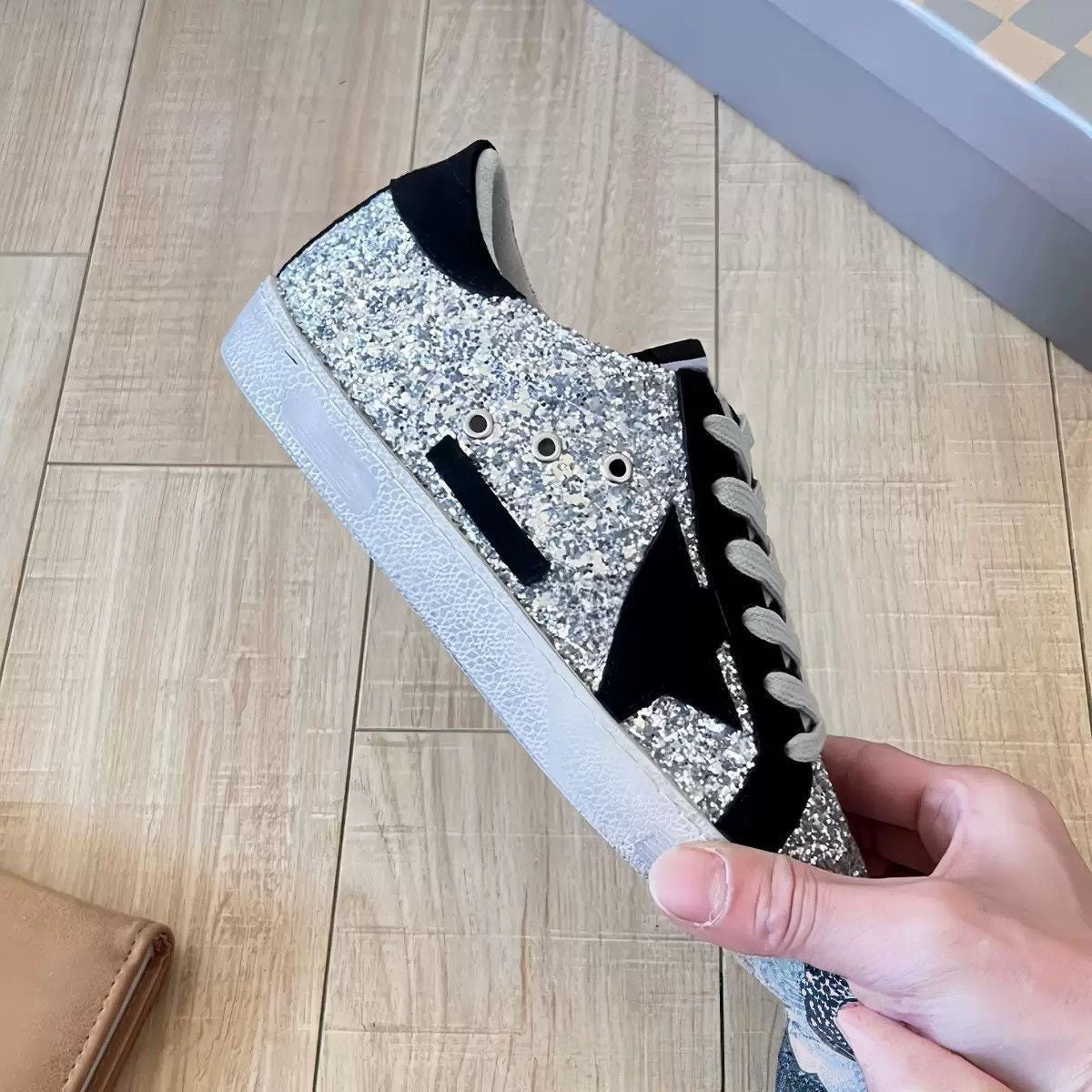 New Second-Generation Distressed Leather Sneakers 1026042112