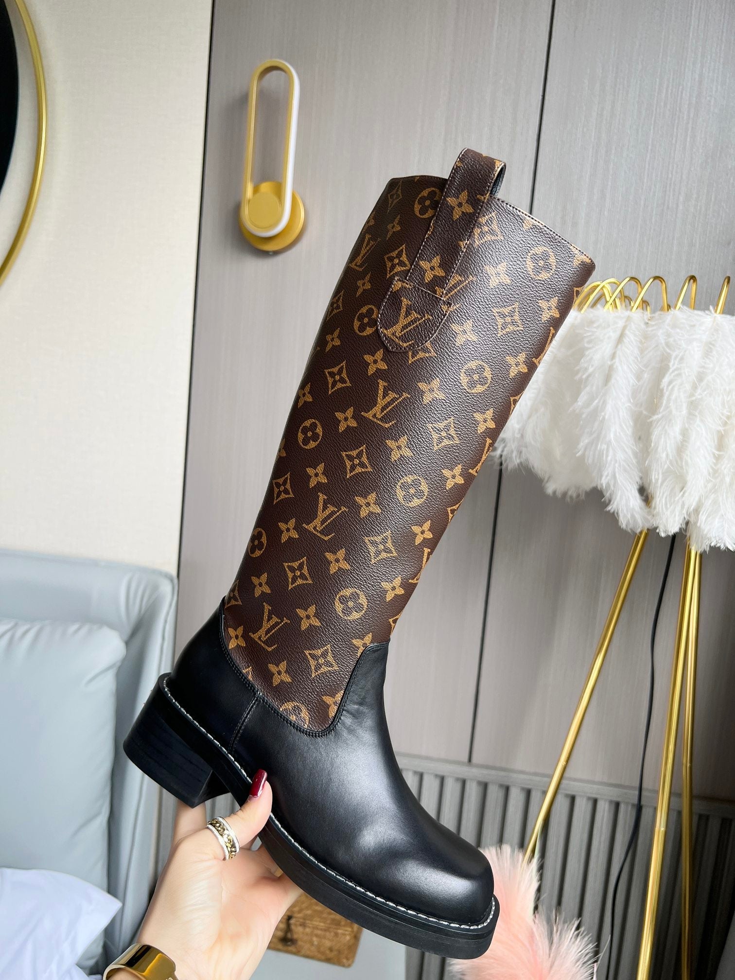 V Logo stylish embossed printed leather boots 0724101803