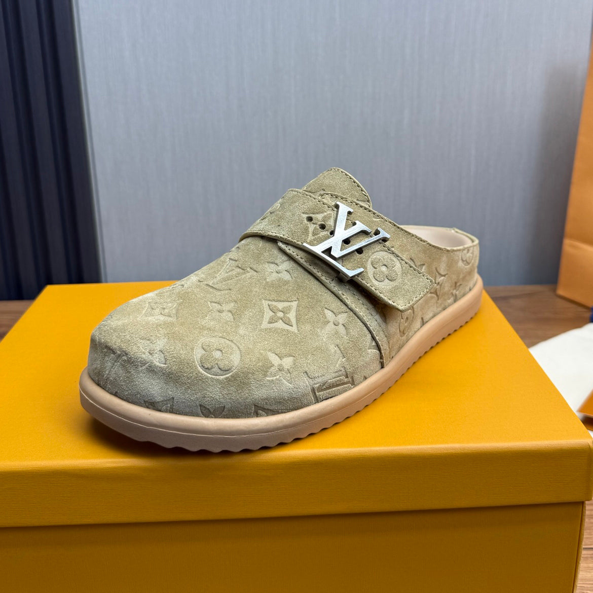 Best-Selling Men's Slippers Are Flying Off the Shelves 1026062219