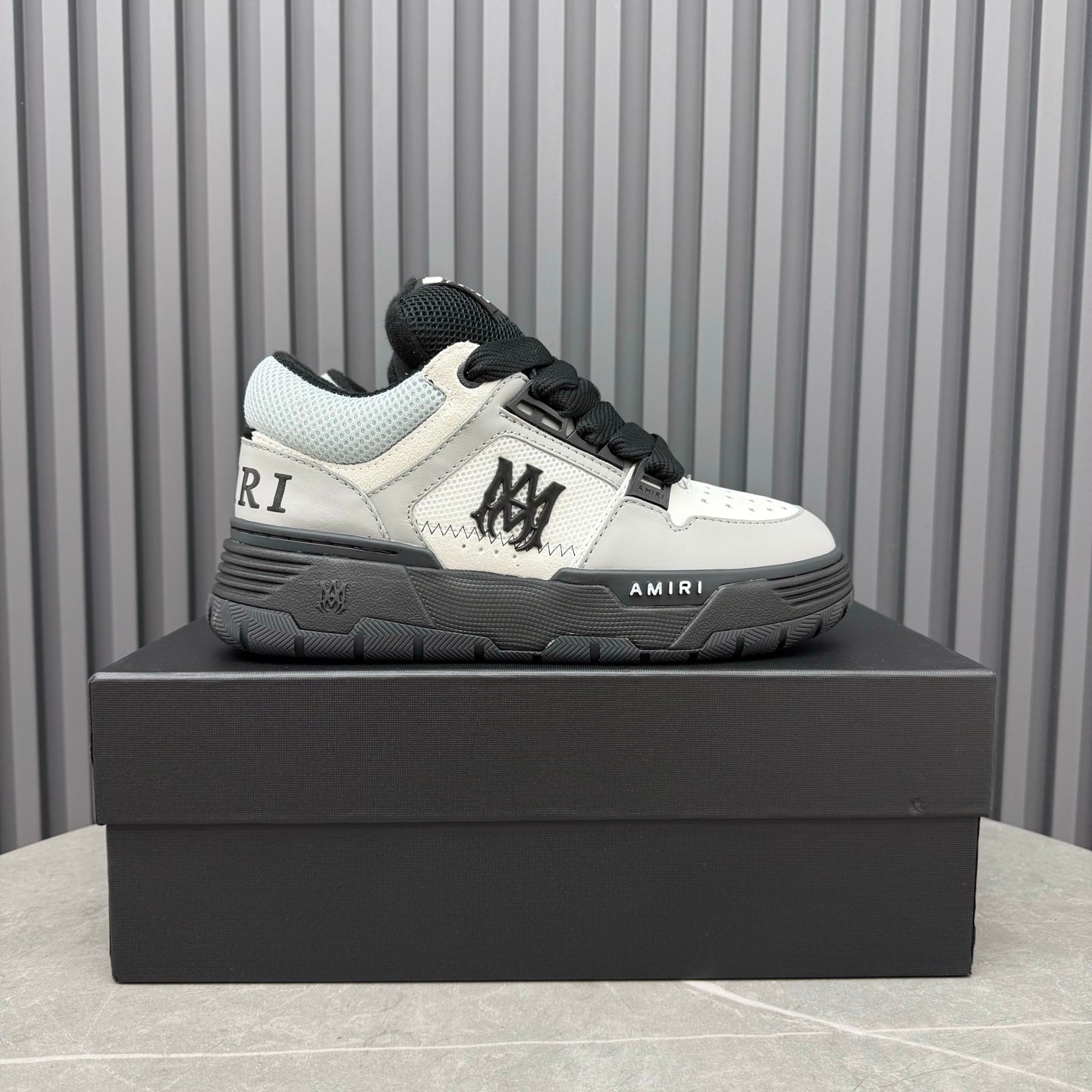 Men's and Women's Leather Sneakers 1026060405