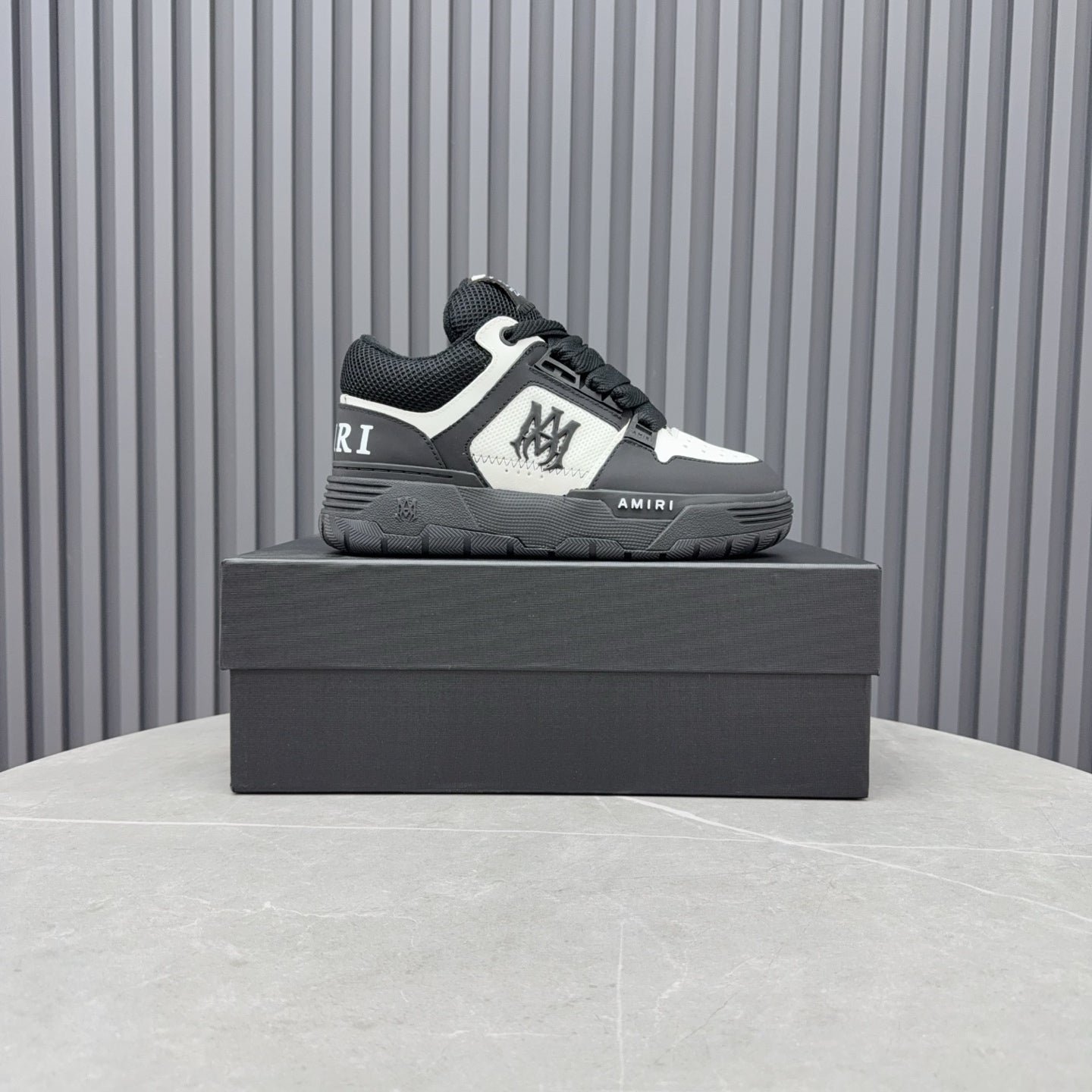 Men's and Women's Leather Sneakers 1026060407