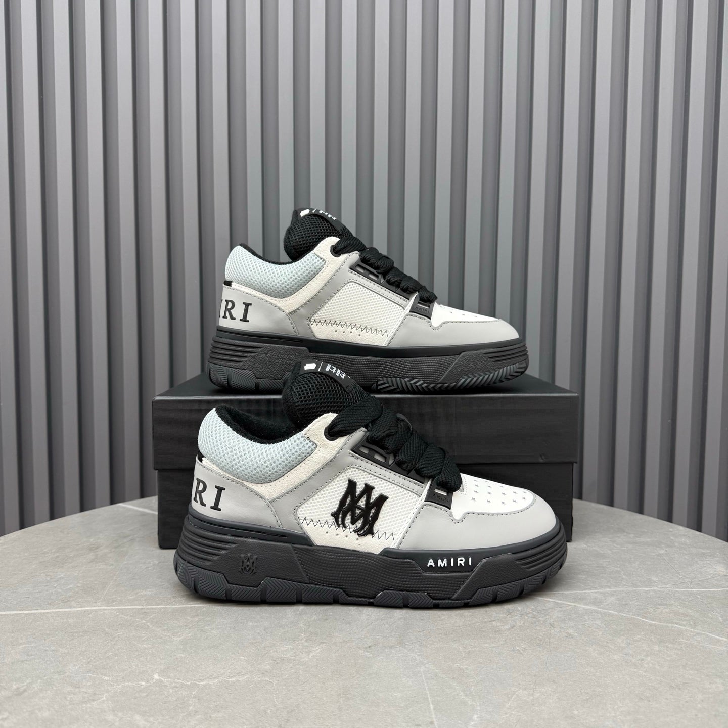Men's and Women's Leather Sneakers 1026060405