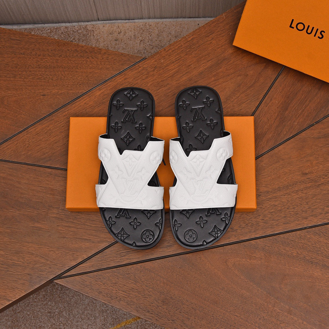 Casual and Comfortable Men's Slippers 1026060817