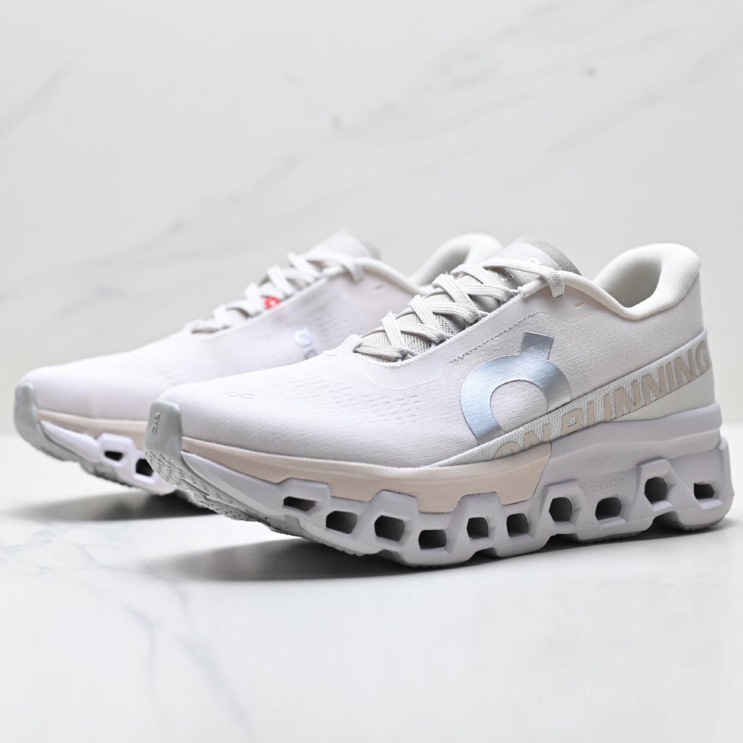 Comfortable and stylish running shoes 1026042315