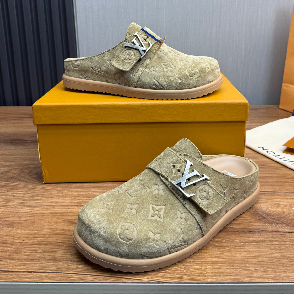 Best-Selling Men's Slippers Are Flying Off the Shelves 1026062219