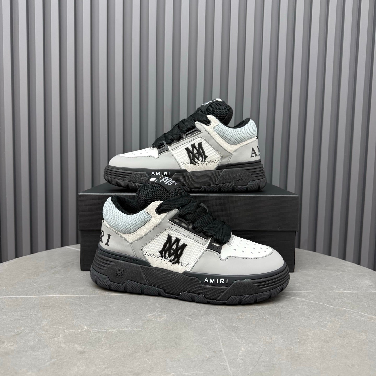 Men's and Women's Leather Sneakers 1026060405