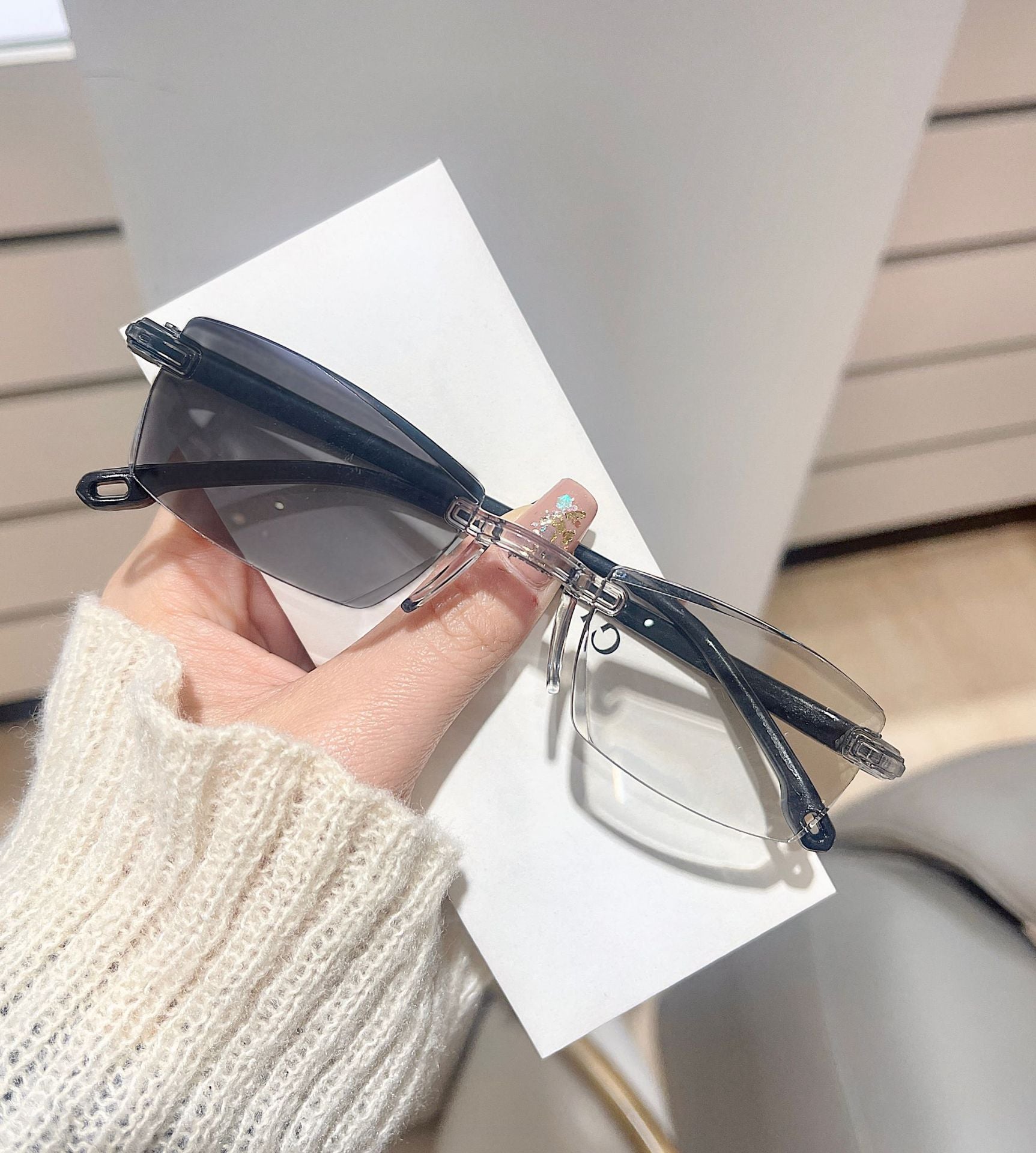 👓【Color-changing anti-blue light presbyopia glasses】Automatic adjustment from 100 to 700 degrees ensures you never need to change glasses due to prescription changes for life.