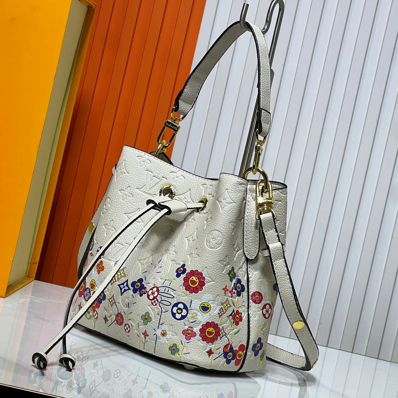 L Co-branded Bucket Bag 1025061708