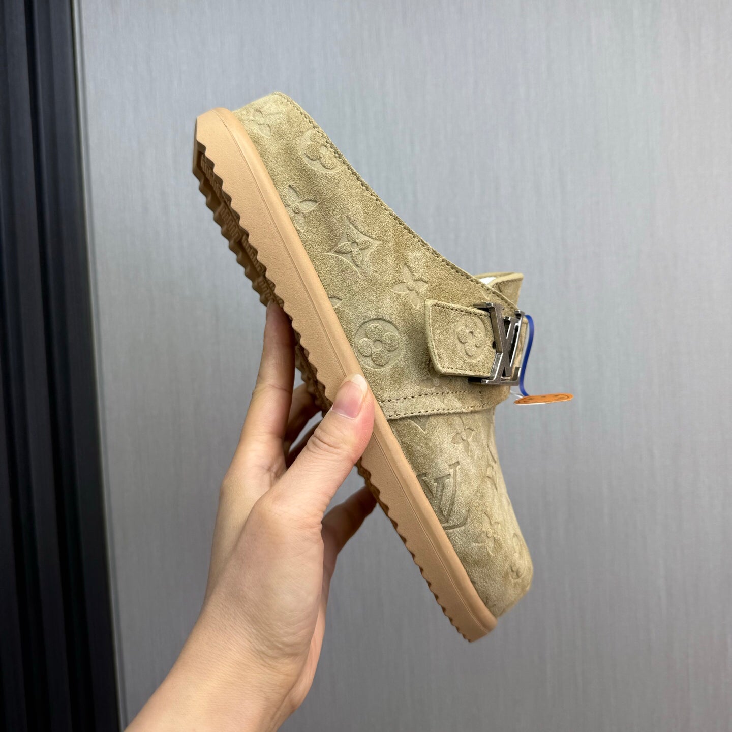 Best-Selling Men's Slippers Are Flying Off the Shelves 1026062219