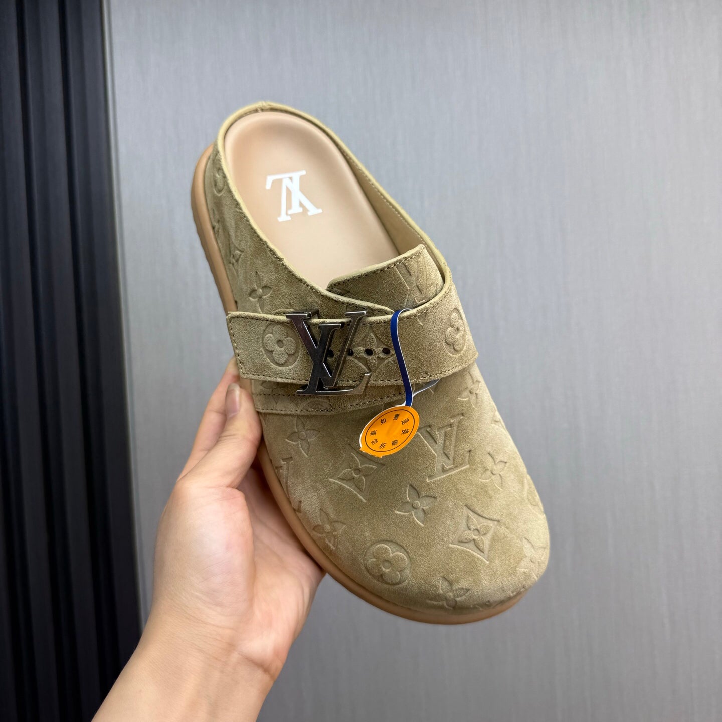 Best-Selling Men's Slippers Are Flying Off the Shelves 1026062219