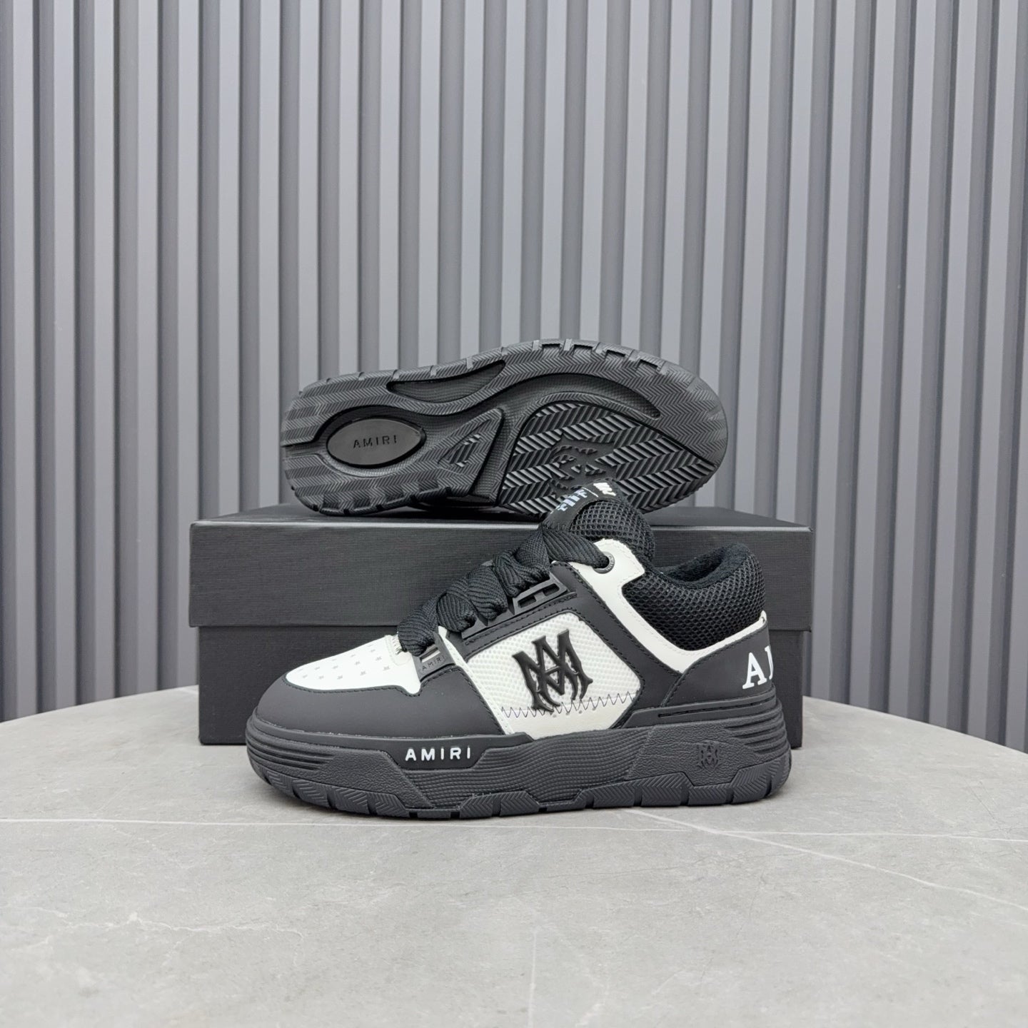 Men's and Women's Leather Sneakers 1026060407