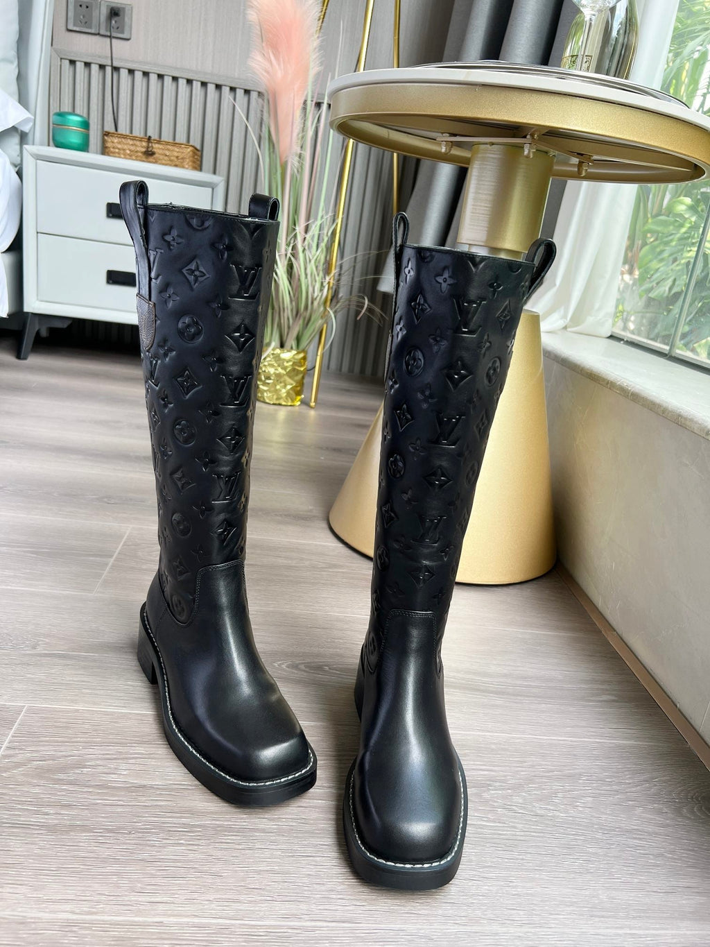 V Logo stylish embossed printed leather boots 0724101803