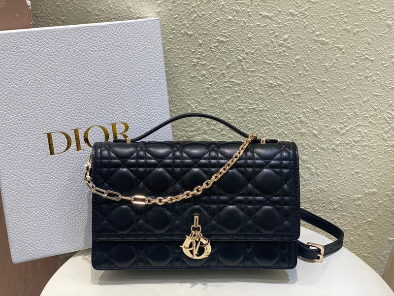 New leather handbags in five colors X083001